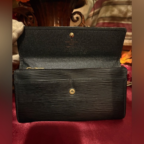 Authentic Louis Vuitton Black EPI Leather Unisex Wallet - Picture 8 of 12